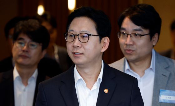 제2차 과학기술·인공지능 미래전략회의 참석하는 배경훈 부총리