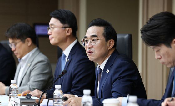 제2차 재정운용전략협의회에서 발언하는 박홍근 장관
