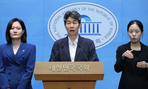 재검표 무산 관련 기자회견하는 윤건영