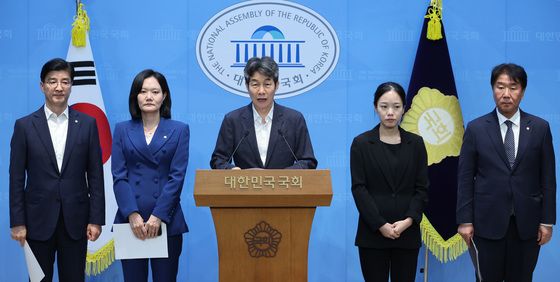 재검표 무산 기자회견하는 윤건영