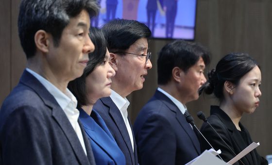 재검표 무산 관련 기자회견하는 민주당