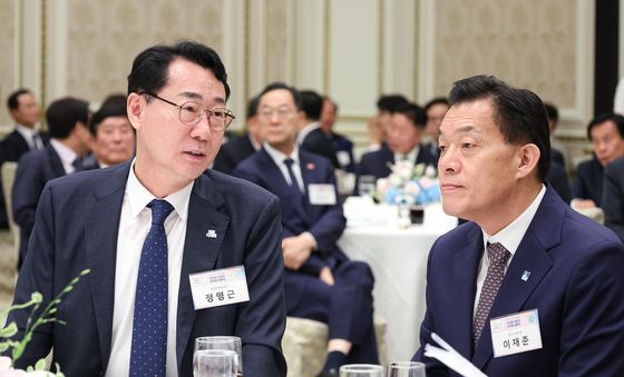 대화하는 정명근·이재준 시장