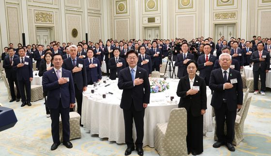 국민의례 하는 이재명 대통령
