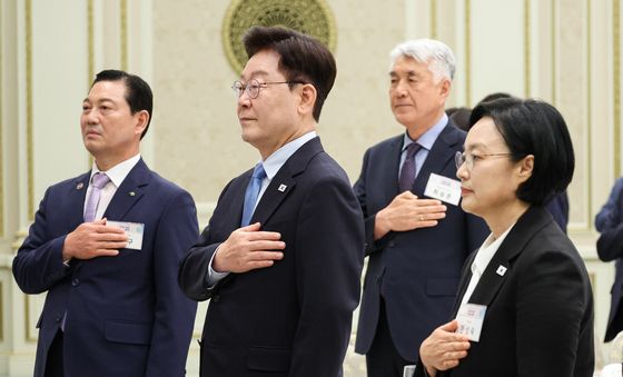 국민의례 하는 이재명 대통령