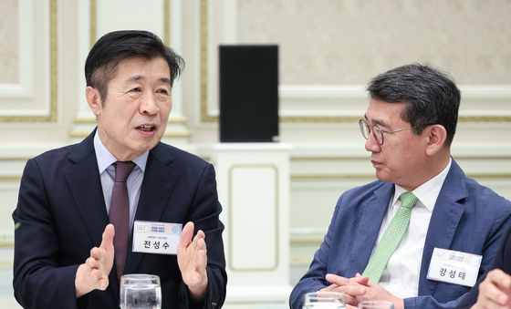 대화 나누는 전성수·강성태 구청장
