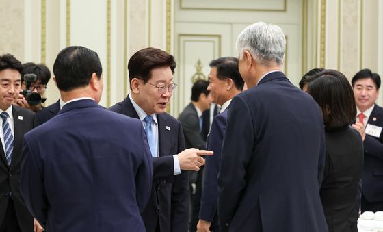 참석자와 대화하는 이재명 대통령