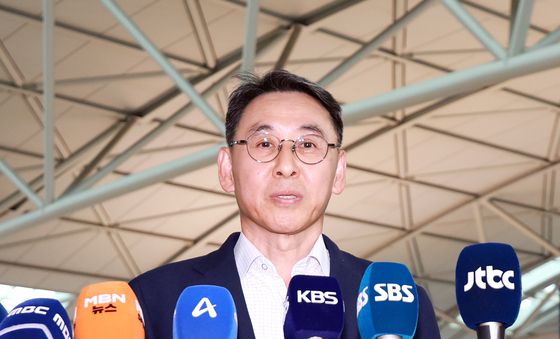 취재진 질문에 답하는 정연인 두산에너빌리티 대표이사