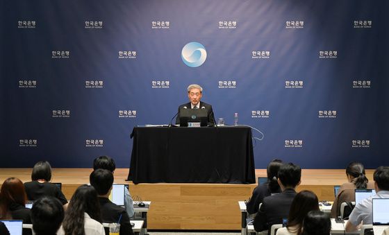 취재진 질의 답변하는 신현송 총재