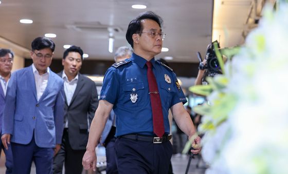 굳은 표정으로 빈소 들어서는 고평기 제주경찰청장