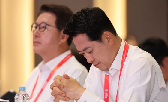 생각에 잠긴 장동혁 대표