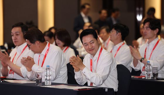 박수 치는 장동혁 대표