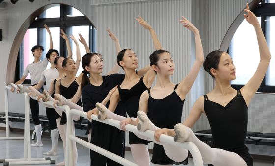 손 동작 하나까지 정확한 자세
