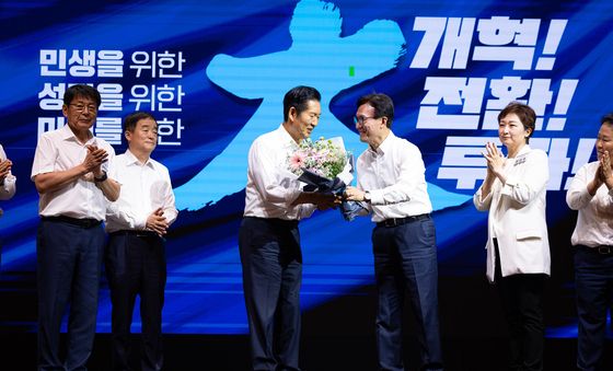 김민석 민주당 대표, 전임 지도부 감사패 전달