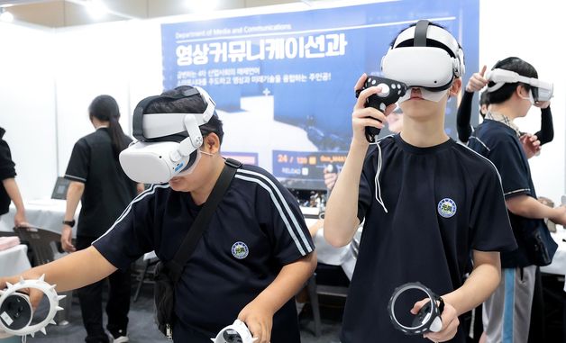 미래 진로 박람회 찾은 학생들