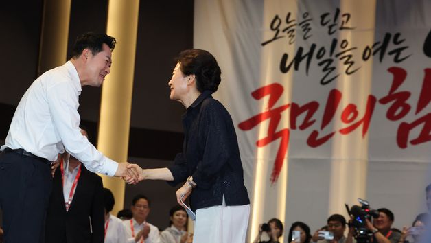 대화하는 박근혜 전 대통령·장동혁 대표