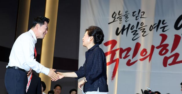 장동혁 국민의힘 대표와 악수하는 박근혜 전 대통령