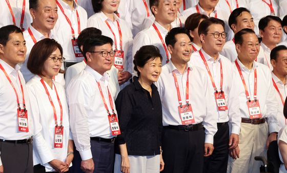 국민의힘 의원들과 기념촬영하는 박근혜 전 대통령