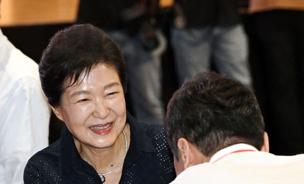 김민수 최고위원과 인사하는 박근혜 전 대통령