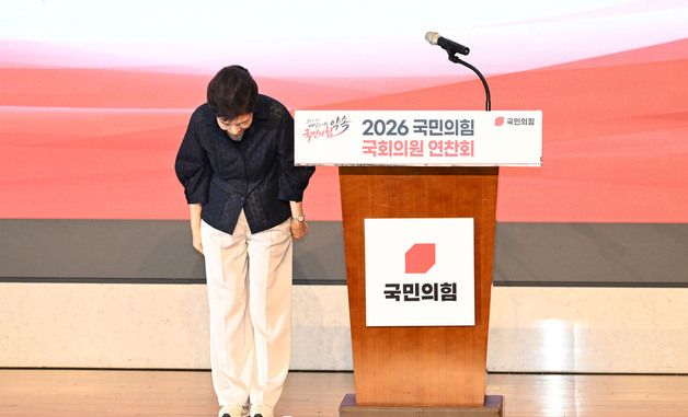 국민의힘 의원들에게 인사하는 박근혜 전 대통령