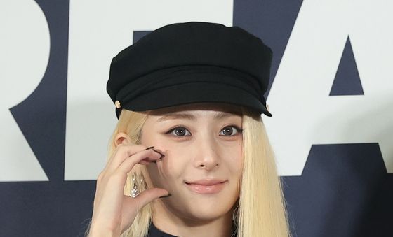 허윤진, 금발 미인