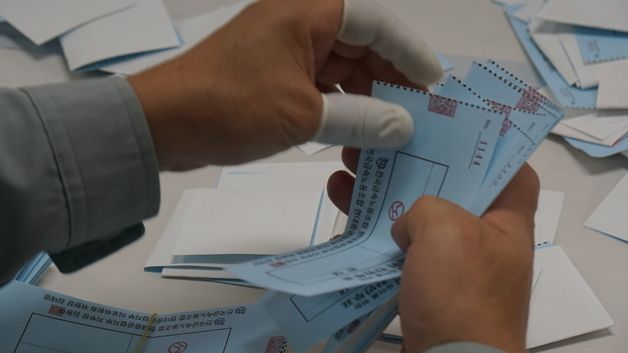 찬반투표 수개표하는 HD현대중공업 노조