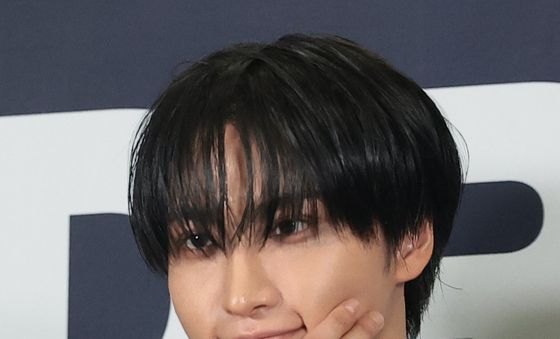 포즈 취하는 에이티즈 성화