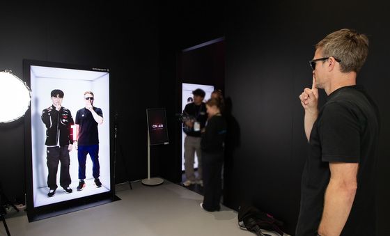 '무안경 3D 디스플레이'로 페이커와 함께