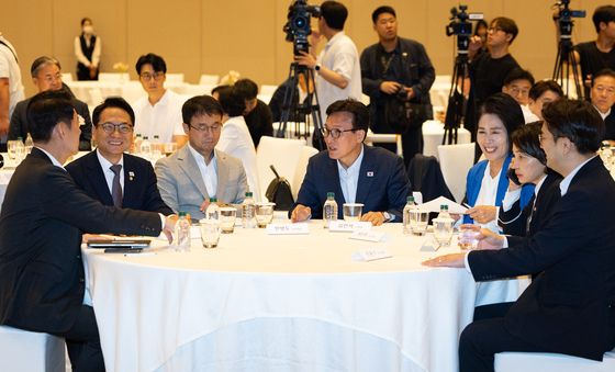 대화 나누는 민주당 지도부