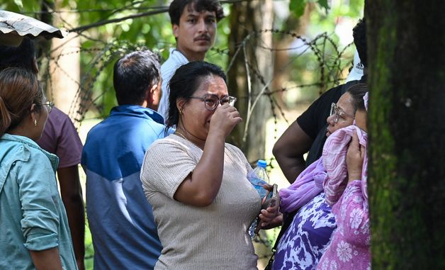 [포토] “제발 무사하기를”…대홍수서 구조된 네팔 주민들, 가족 도착 기다리며 눈물