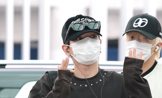 명재현, 다정한 손인사