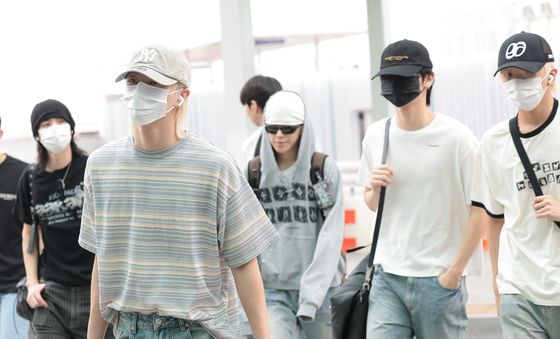 보이넥스트도어, 출국