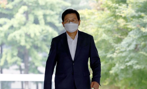법원 들어서는 황교안 대표
