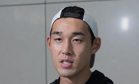출국 전 인터뷰 하는 송민규