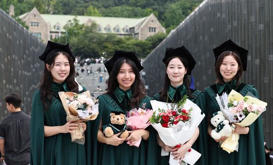 이화여대 졸업생 '드디어 졸업이다'