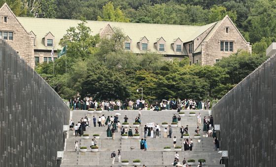 졸업식 마치고 북적이는 이화여대