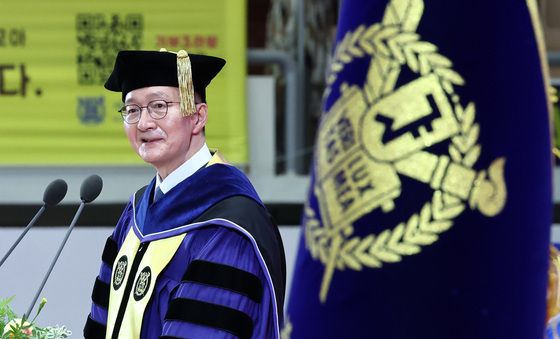 졸업식사하는 유홍림 서울대 총장