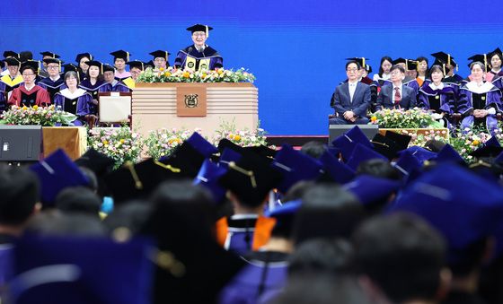 유홍림 서울대 총장, '대격변의 시대 졸업생들에게'