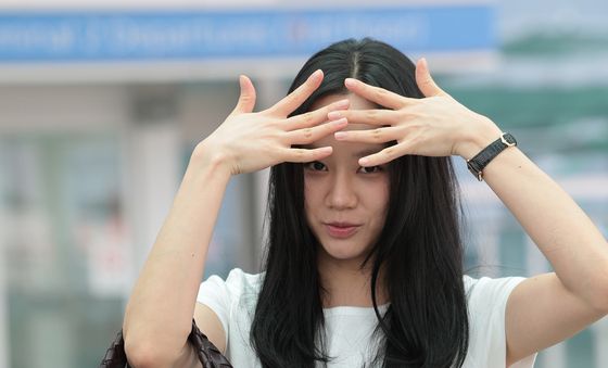 혜리, 출국