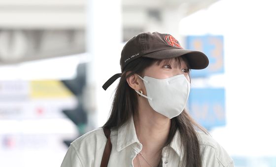 이성경, 작은 얼굴에 너무 큰 마스크