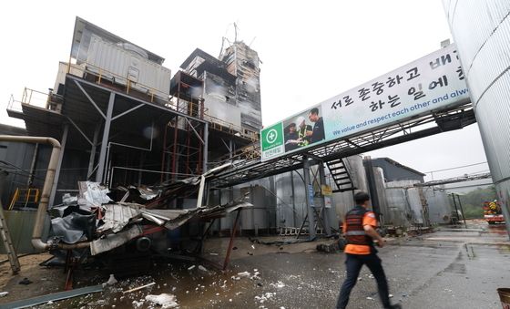 화마 휩쓸고 간 천안 페인트 공장