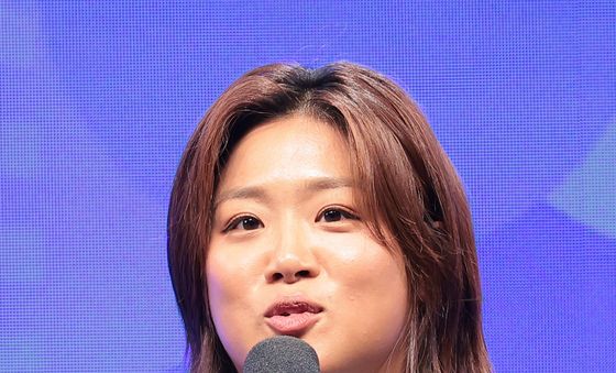 인사말 하는 정유인 해설위원