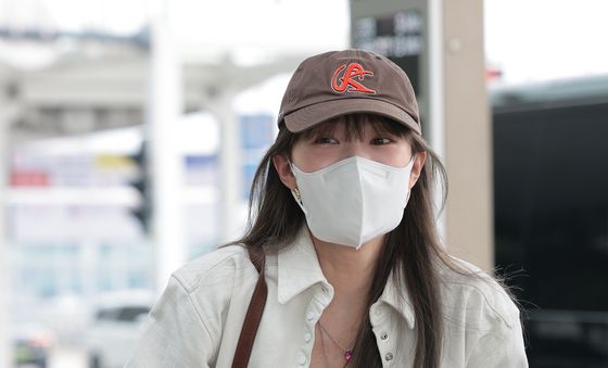 출국하는 이성경