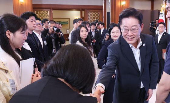 청년들과 인사하는 이재명 대통령