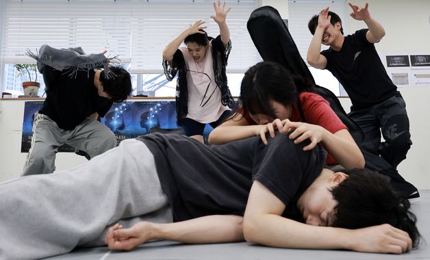 작품 전체 리허설하는 '나는 반딧불 배우들'