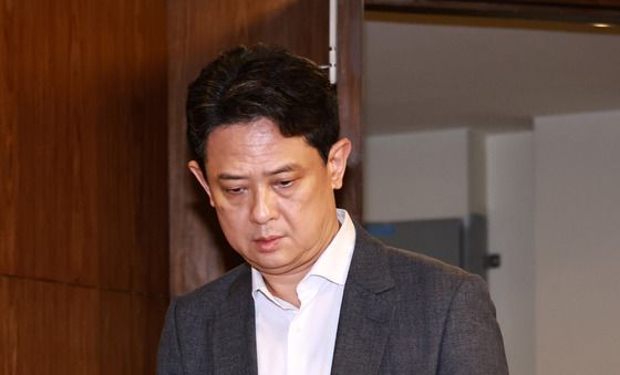 브리핑 장소 들어서는 임상우 신속대응팀 단장