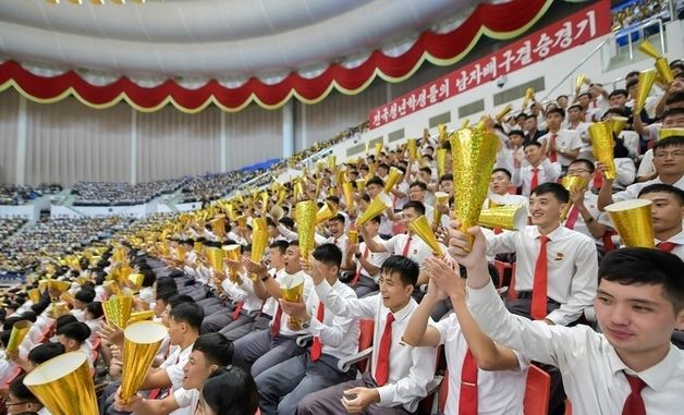 "강한 타격·재치 있는 막기"…北 청년배구 응원하는 학생들