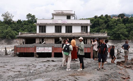 진흙 덮친 관공서