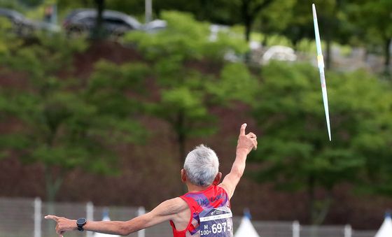 '무한한 공간 저 너머로' 창던지는 106세 사왕 잔프람