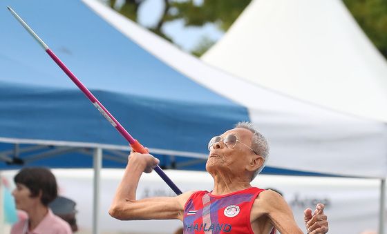 '무한한 공간 저 너머로' 창던지는 106세 사왕 잔프람