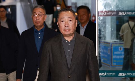 두산 박정원 회장·박지원 부회장, 네팔 도착